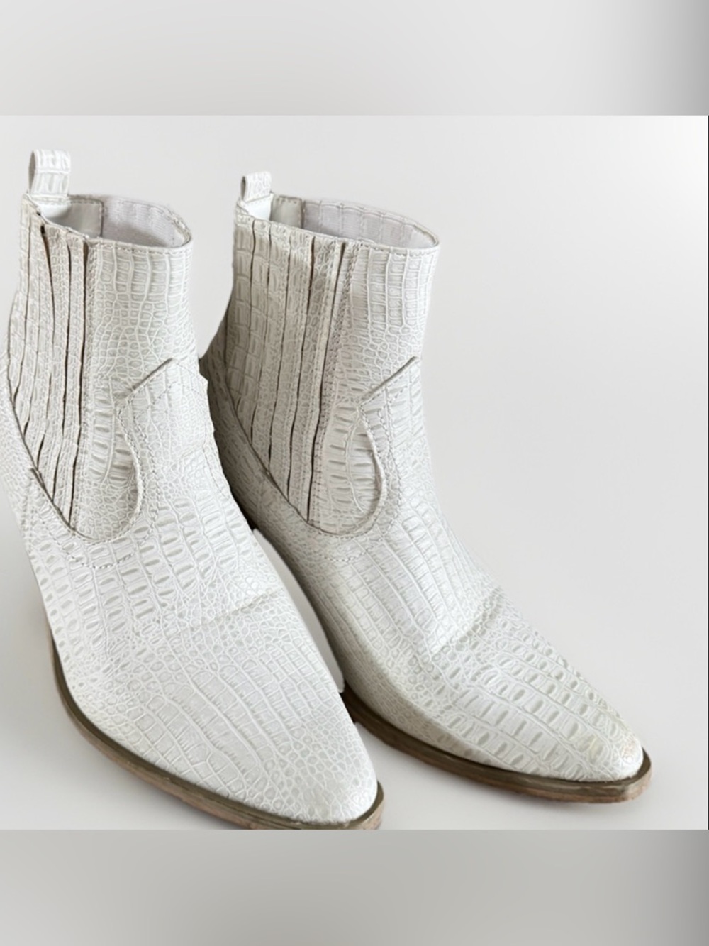 Seven7 White Croc Embossed Western Ankle Boots Women’s Size 8 Pointed Toe Cowboy